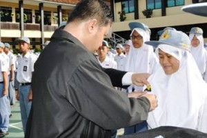 Penyematan pin anti narkoba.